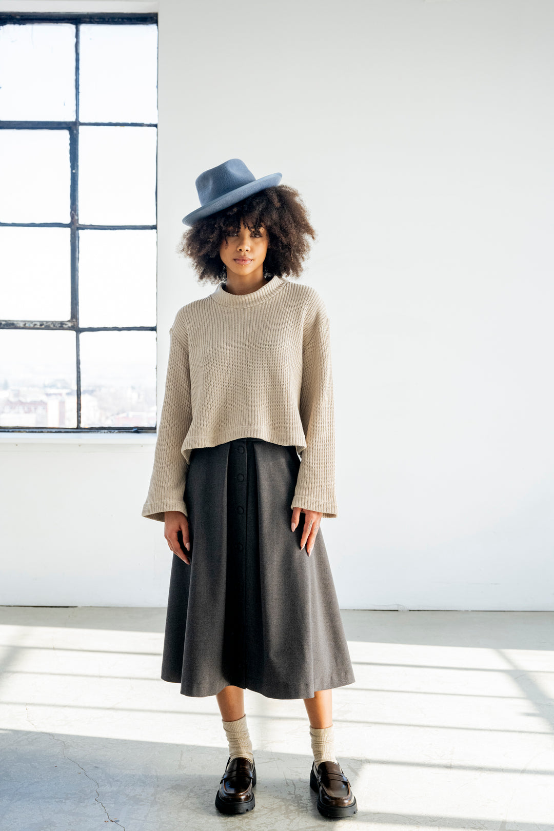 Cropped knit top with long flared sleeves
Haut en tricot à couple ample et manches légèrement évasées