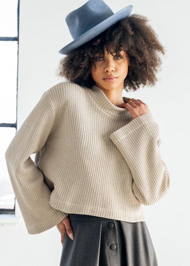 Cropped knit top with long flared sleeves
Haut en tricot à couple ample et manches légèrement évasées