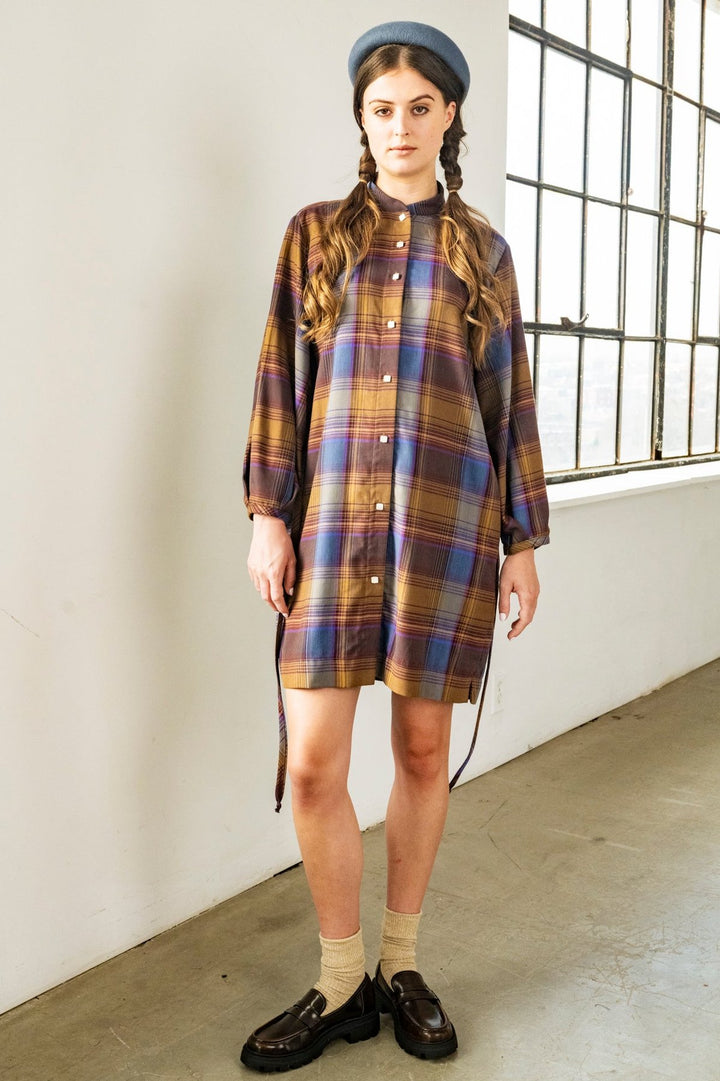 Long sleeves dress in plaid, square buttons, belt, puffed sleeves, round collar
Robe à manches longues à carreaux, boutons carrés, ceinture, manches bouffantes, col rond