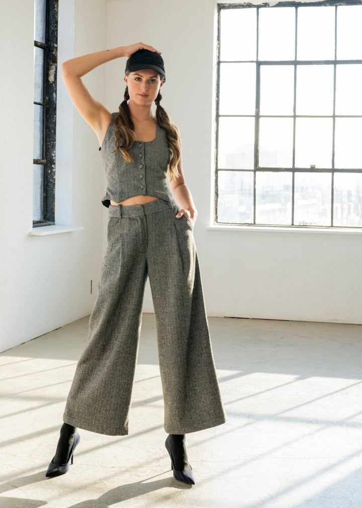 Straight leg trousers with pleats
Pantalon coupe droite avec pinces devant