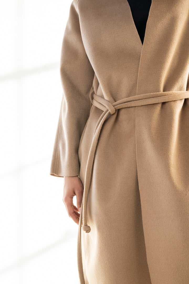 Long mid-calf length jacket
Veste longueur mi-mollet