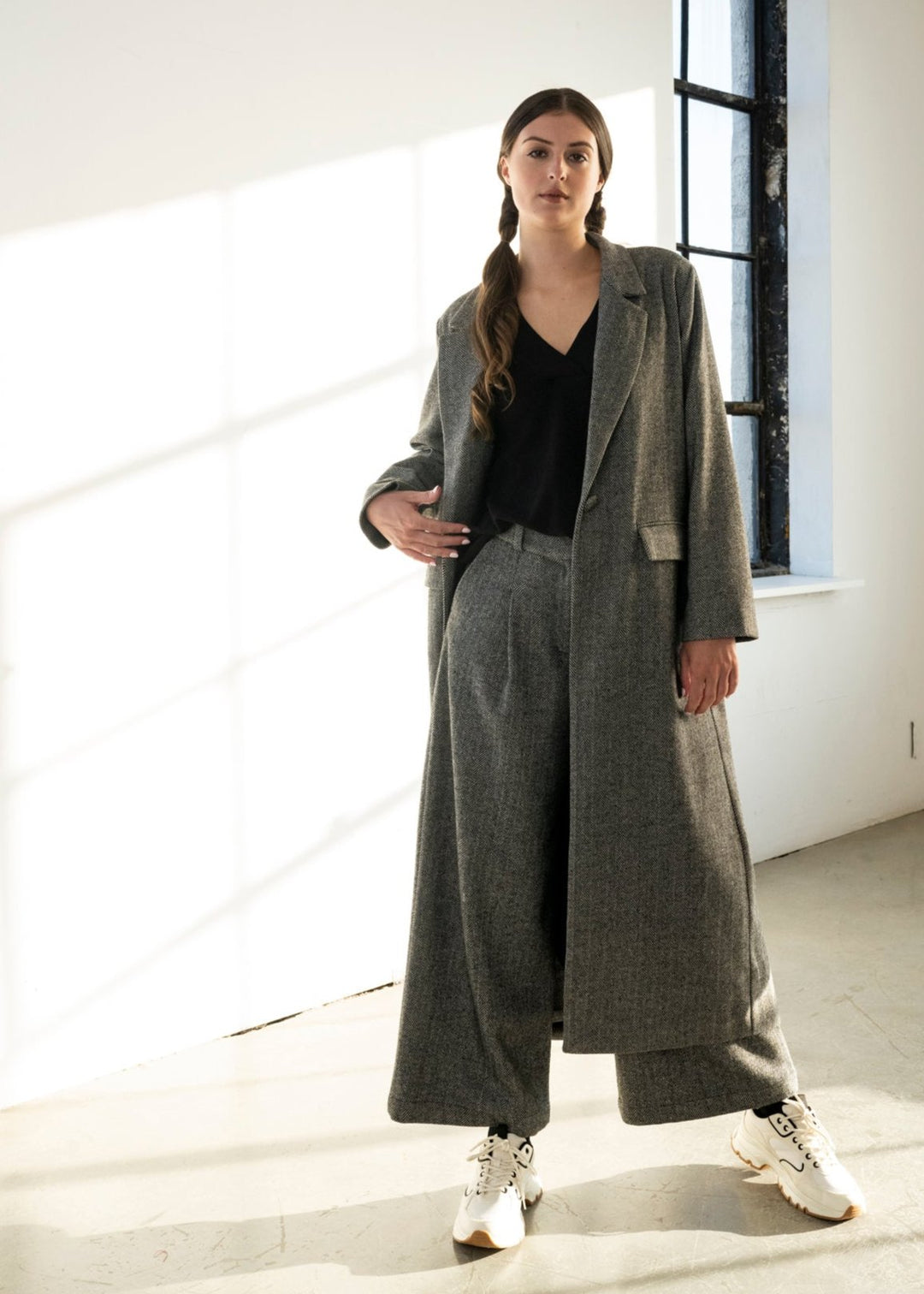 Straight leg trousers with pleats
Pantalon coupe droite avec pinces devant