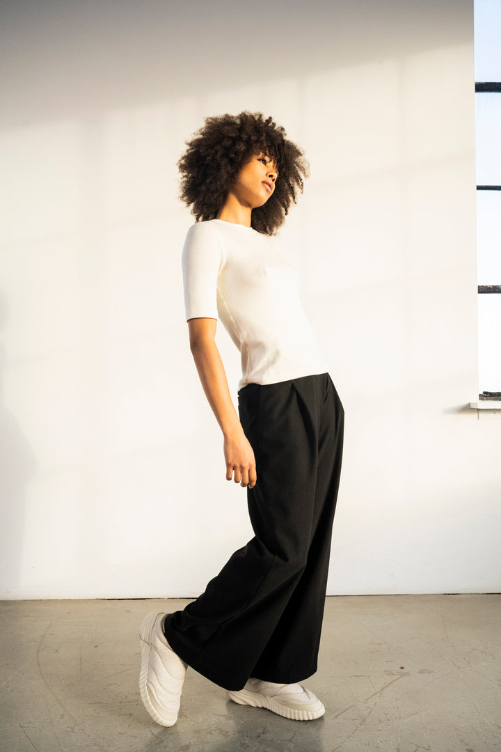 Straight leg trousers with front pleats
Pantalon coupe droite avec pinces devant