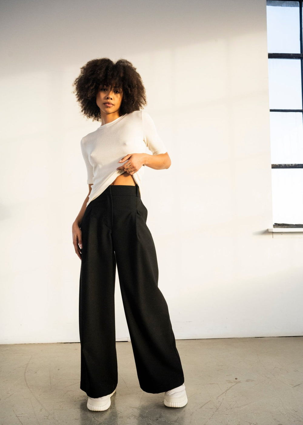 Straight leg trousers with front pleats
Pantalon coupe droite avec pinces devant