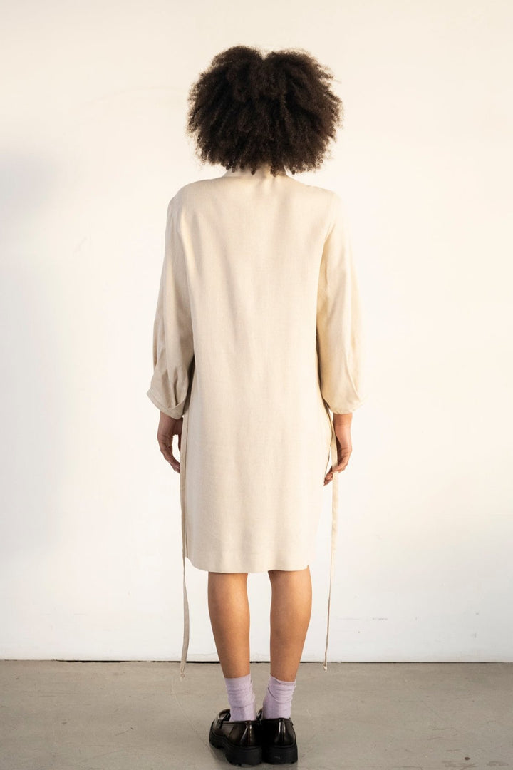 Linen long sleeves dress, square buttons, belt, puffed sleeves, round collar
Robe en lin à manches longues , boutons carrés, ceinture, manches bouffantes, col rond