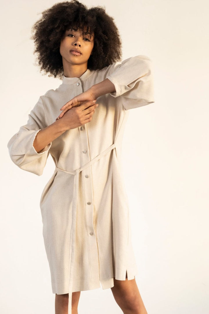 Linen long sleeves dress, square buttons, belt, puffed sleeves, round collar
Robe en lin à manches longues , boutons carrés, ceinture, manches bouffantes, col rond