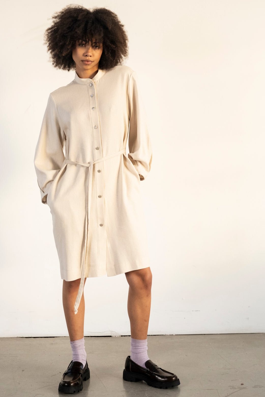 Linen long sleeves dress, square buttons, belt, puffed sleeves, round collar
Robe en lin à manches longues , boutons carrés, ceinture, manches bouffantes, col rond