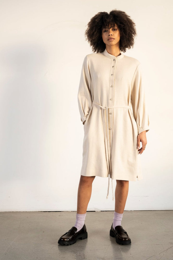 Linen long sleeves dress, square buttons, belt, puffed sleeves, round collar
Robe en lin à manches longues , boutons carrés, ceinture, manches bouffantes, col rond