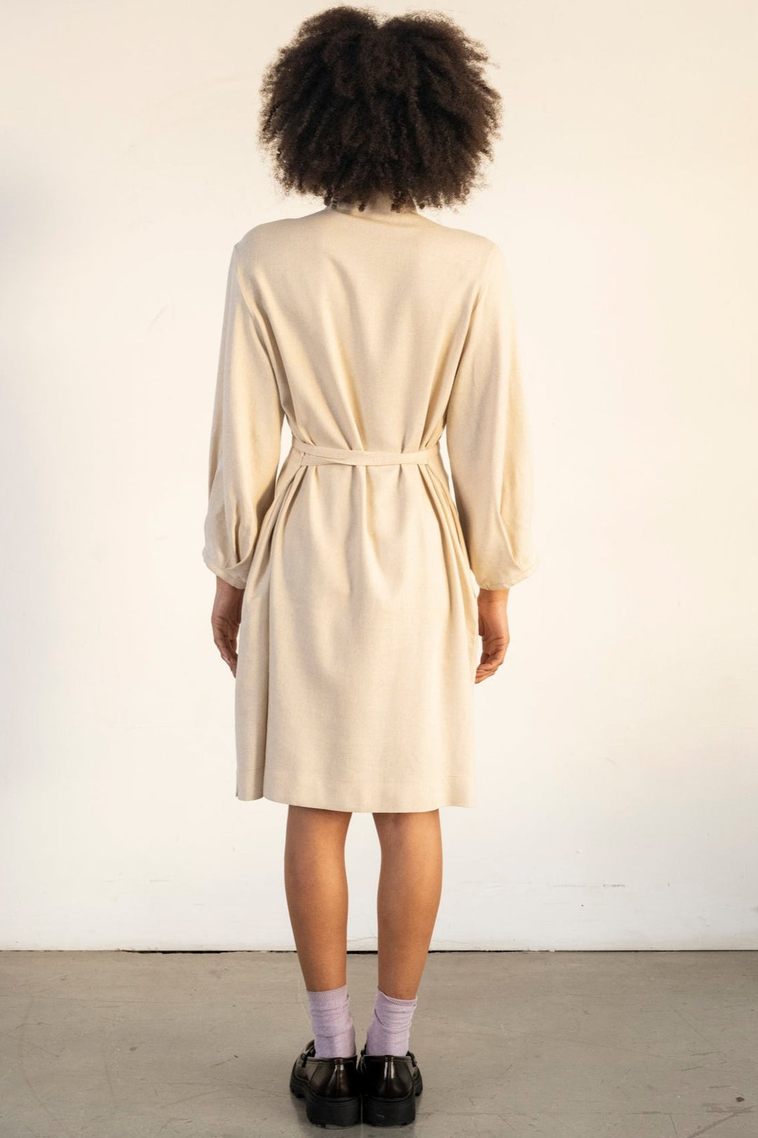 Linen long sleeves dress, square buttons, belt, puffed sleeves, round collar
Robe en lin à manches longues , boutons carrés, ceinture, manches bouffantes, col rond