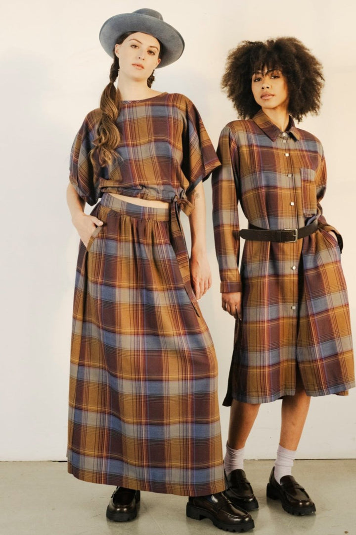 Plaid top with puffy sleeves, adjustable waist, belt, bow
Top à carreaux avec manches bouffantes, taille ajustable, ceinture, boucle