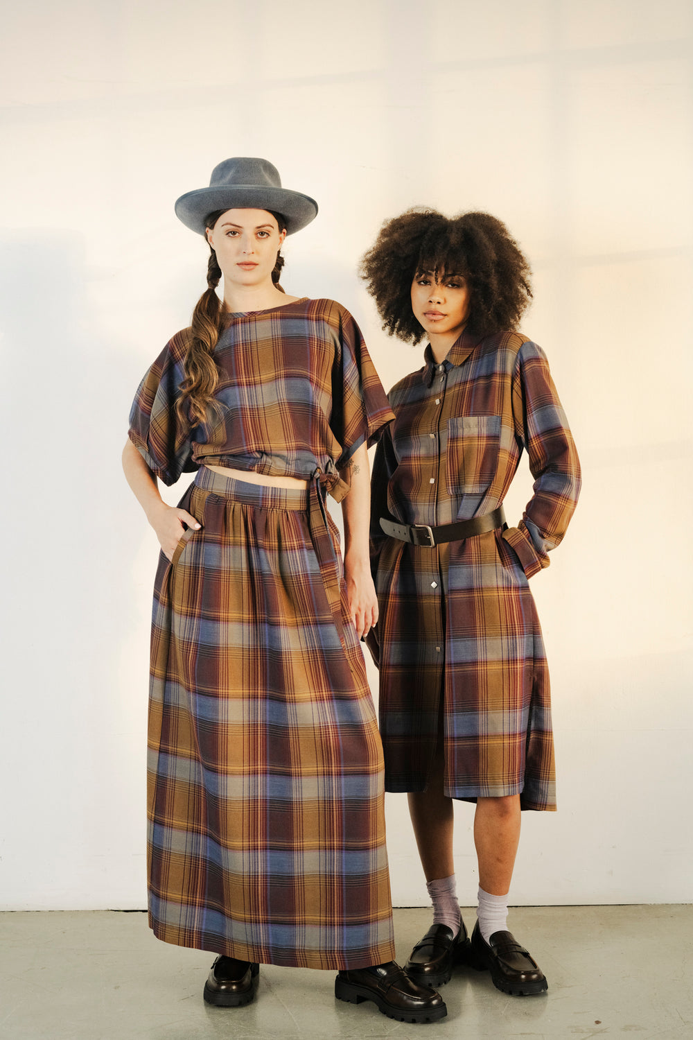 Maxi length high waist plaid skirt
Jupe ample de longueur maxi carreautée