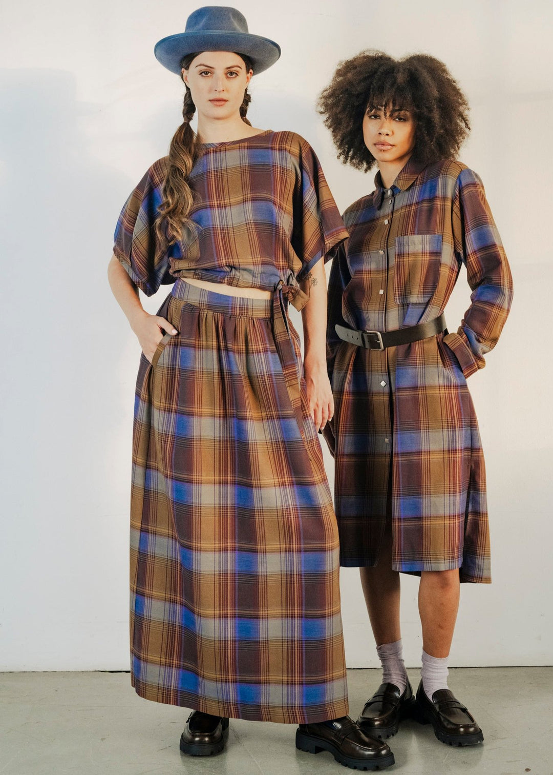 Plaid top with puffy sleeves, adjustable waist, belt, bow
Top à carreaux avec manches bouffantes, taille ajustable, ceinture, boucle