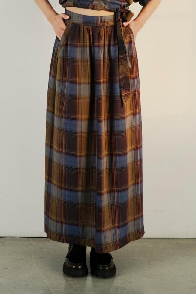 Maxi length high waist plaid skirt
Jupe ample de longueur maxi carreautée