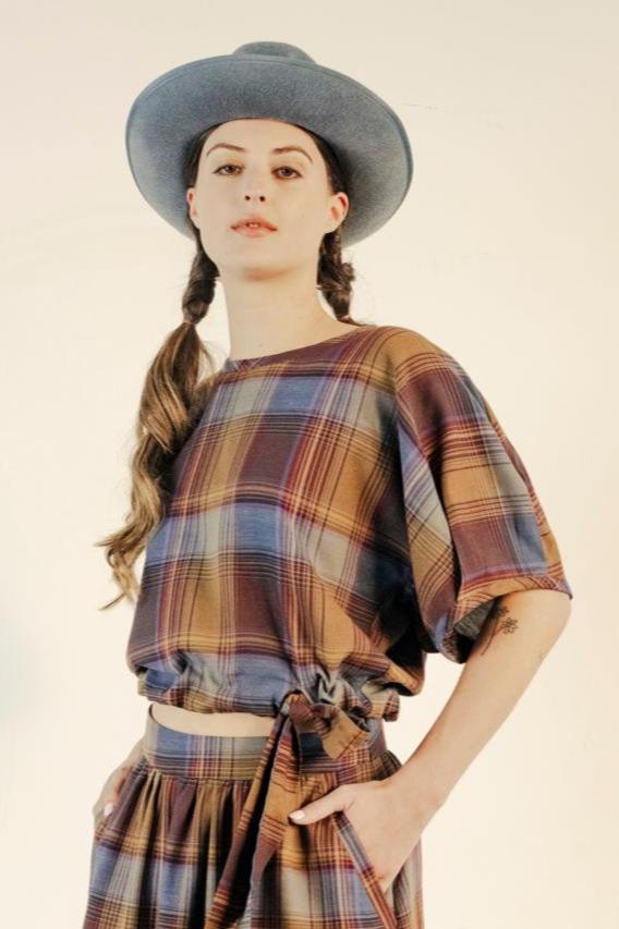 Plaid top with puffy sleeves, adjustable waist, belt, bow
Top à carreaux avec manches bouffantes, taille ajustable, ceinture, boucle