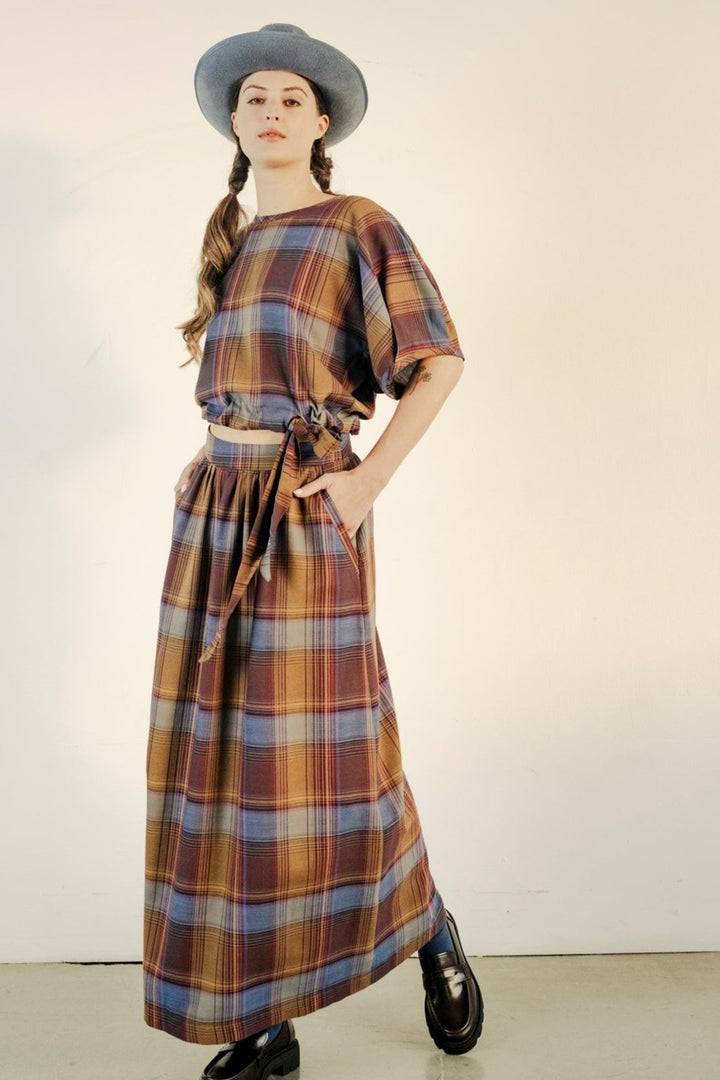 Maxi length high waist plaid skirt
Jupe ample de longueur maxi carreautée