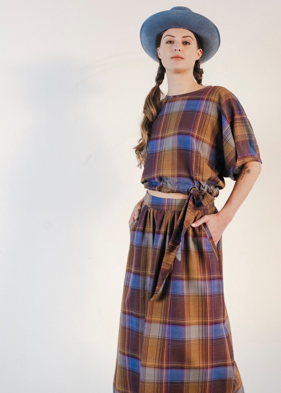 Plaid top with puffy sleeves, adjustable waist, belt, bow
Top à carreaux avec manches bouffantes, taille ajustable, ceinture, boucle