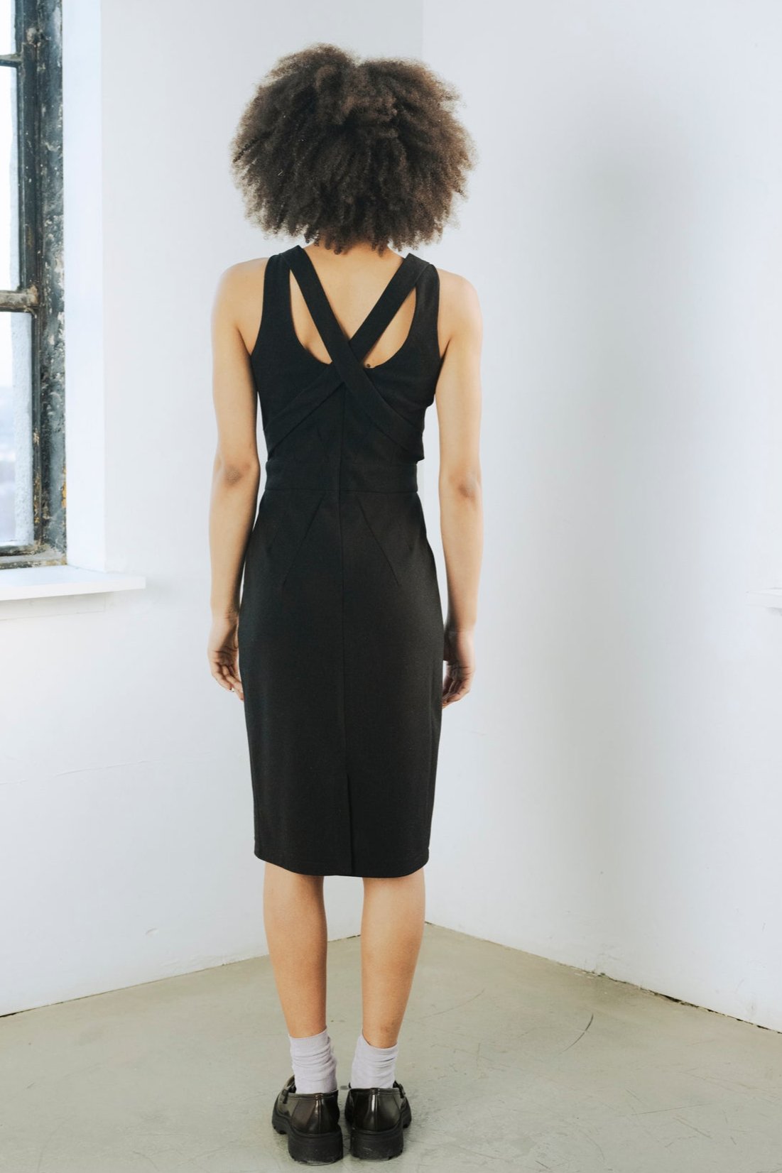 Black sleeveless dress, fitted dress, crossed back
Robe noire sans manches, robe ajustée, dos croisé