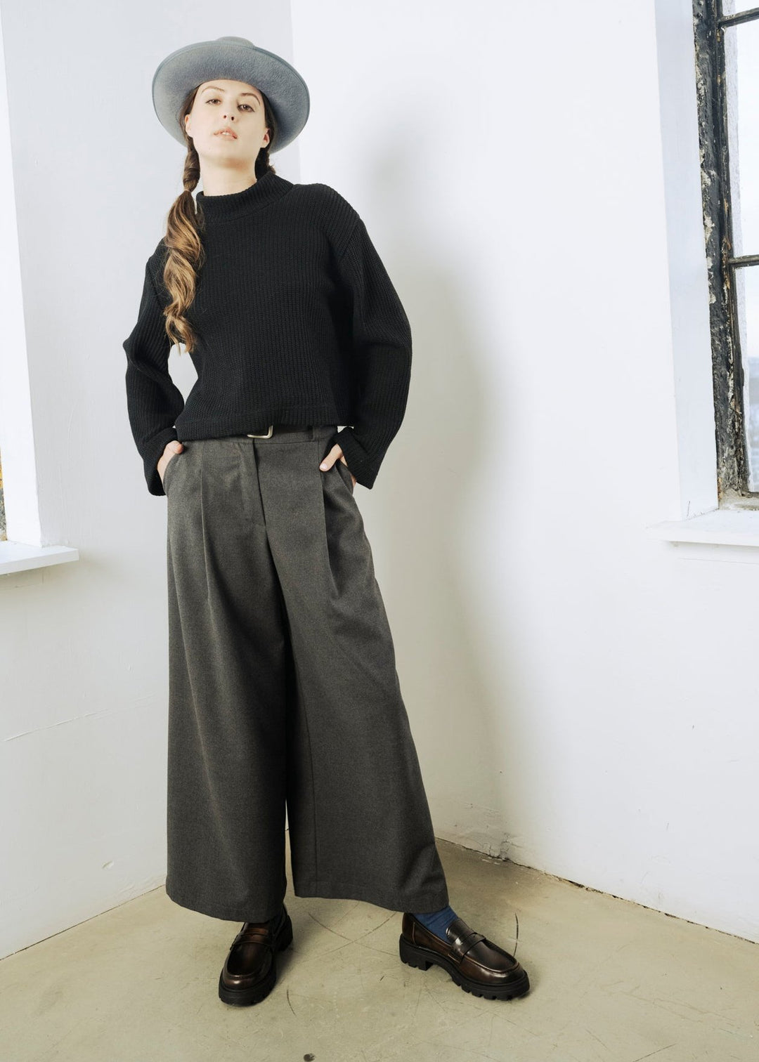 Straight leg trousers with front pleats
Pantalon coupe droite avec pinces devant