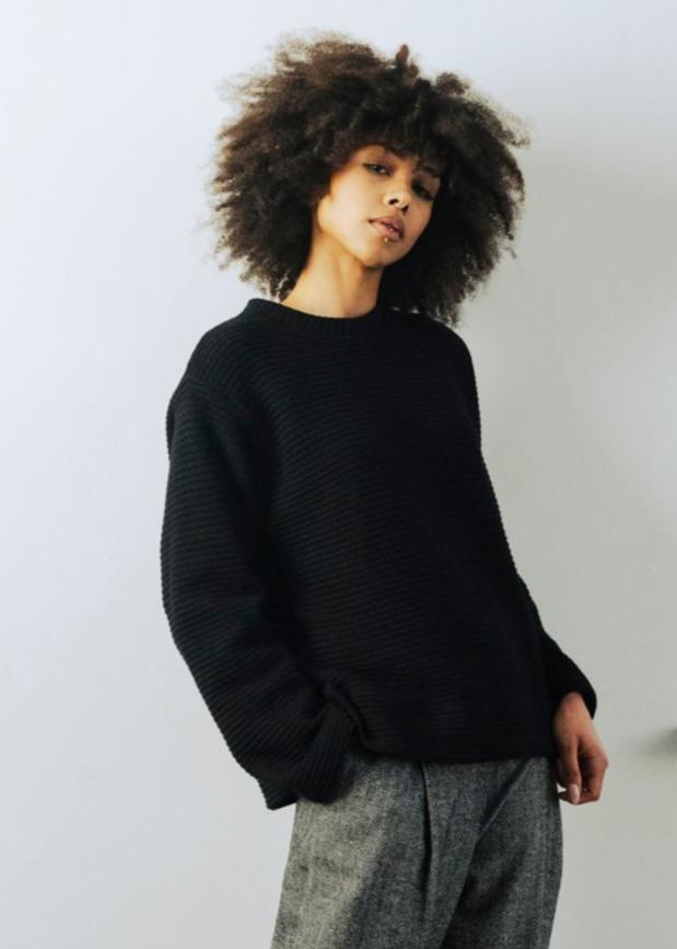 Black knit sweatshirt
Chandail noir tricoté