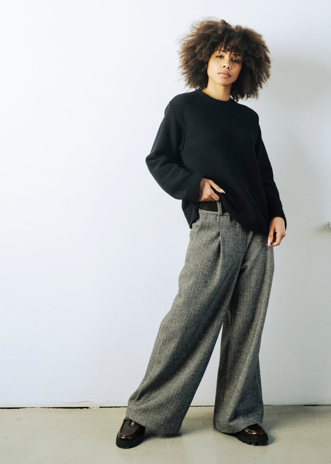 Straight leg trousers with pleats
Pantalon coupe droite avec pinces devant