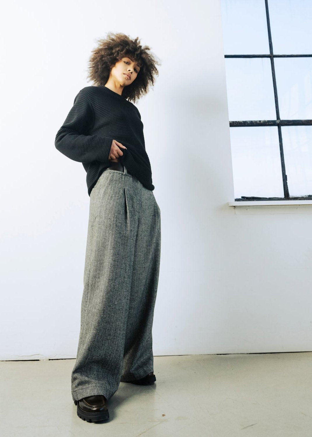 Straight leg trousers with pleats
Pantalon coupe droite avec pinces devant