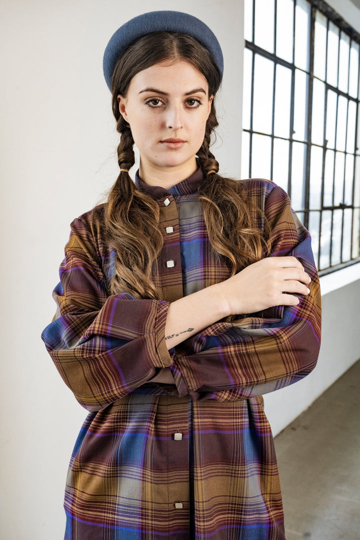 Long sleeves dress in plaid, square buttons, belt, puffed sleeves, round collar
Robe à manches longues à carreaux, boutons carrés, ceinture, manches bouffantes, col rond