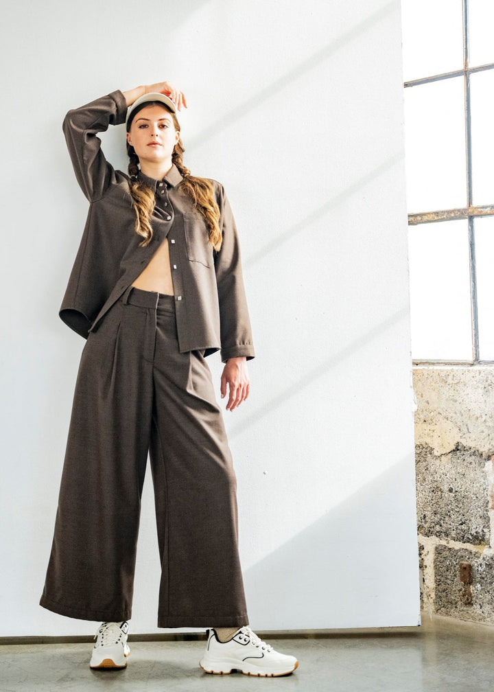 Straight leg trousers with front pleats
Pantalon coupe droite avec pinces devant