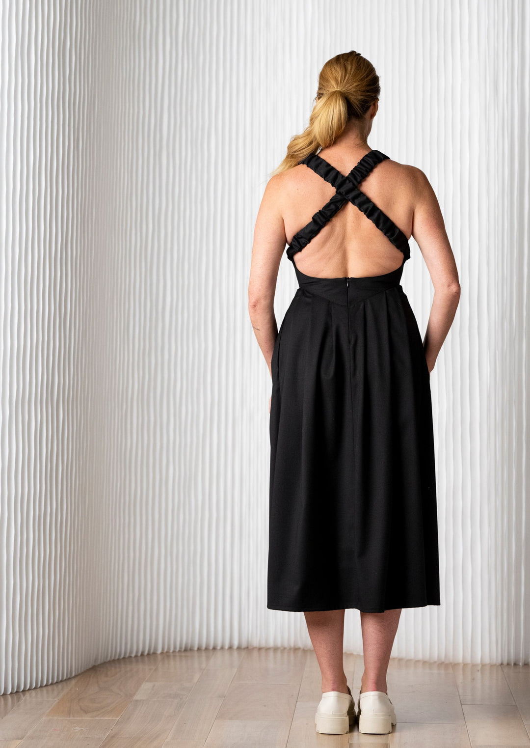 olden-black-pockets-dress-backless-midi