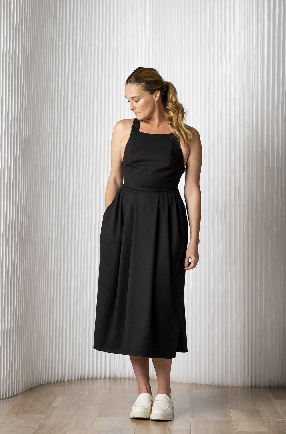 olden-black-pockets-dress-backless-midi