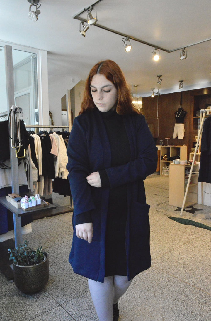 long-knit-jacket-sayulita-pockets-navy
Longue veste ample en tricot